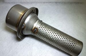 マフラーカッター（意匠性・パンチングパイプ）｜板巻き金属パイプ製造.com