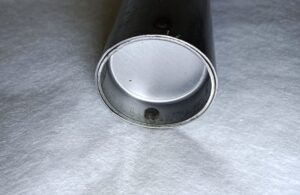 Φ45　キャップ付きパンチングパイプ｜板巻き金属パイプ製造.com